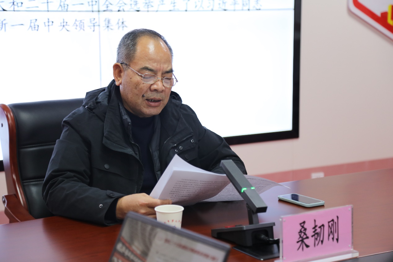 男人拿着笔记本电脑的桌子前

描述已自动生成