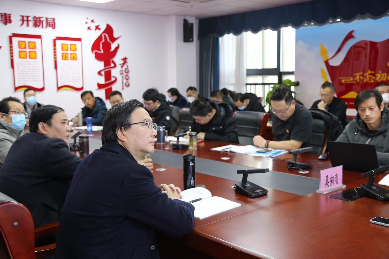 一群人在餐厅的桌子前

描述已自动生成