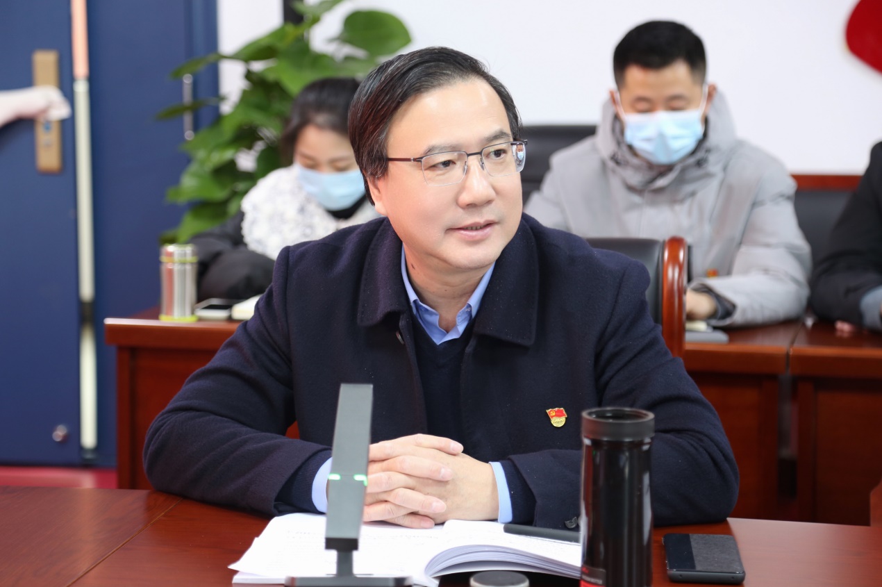 人坐在桌子前

中度可信度描述已自动生成